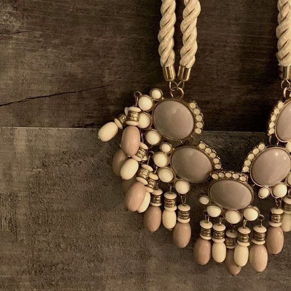 Cream Statement Neclace - Picture 3 of 3